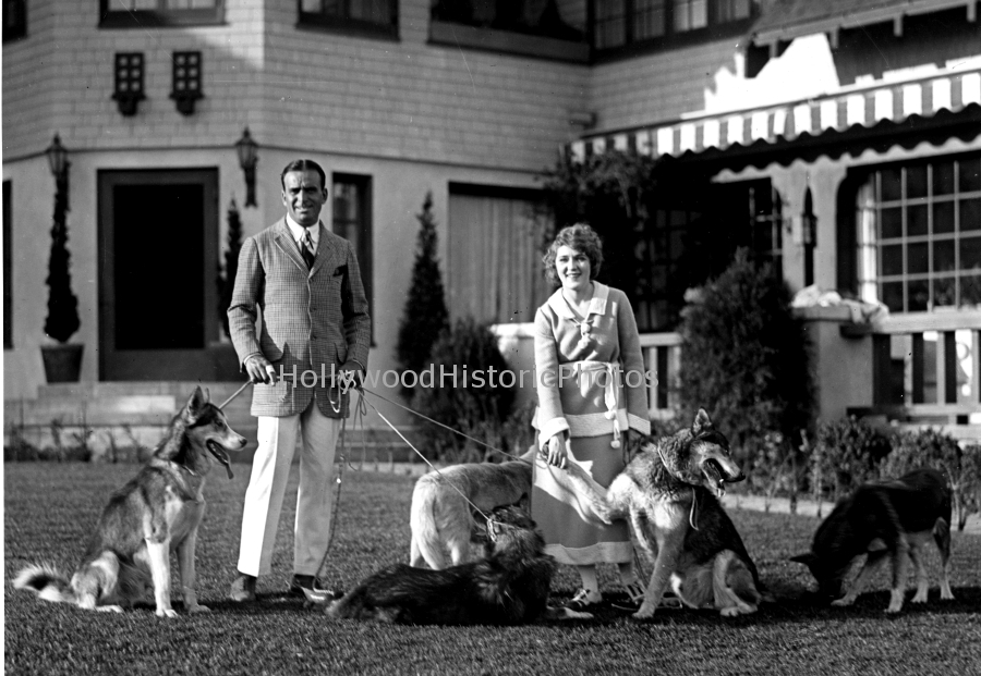 Douglas Fairbanks & Mary Pickford 1922 at Pickfair with their German Shepards.jpg